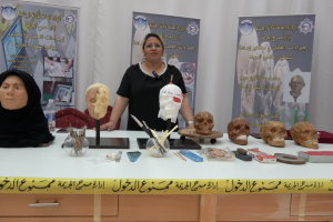 كلمة الأستاذة زهرة العرادة بمعرض قسم التعرف على الوجه بمسرح الجريمة بالأدلة الجنائية بثانوية صباح
