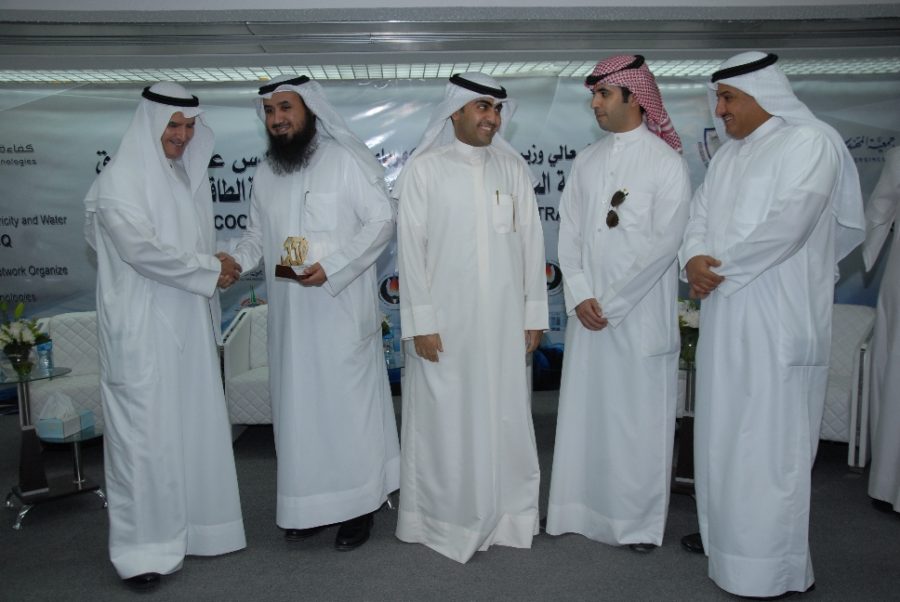 المرزوق تفقد يير احدى دورات موظفي الكهرباء بالجمعية وكرم عددا من المشاركين في الورشة
