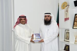 رئيس الجمعية استقبل المهندس فواز العتيبي وتسلم إهدائه  نسخة من كتاب ” دليل شبكات المياه “