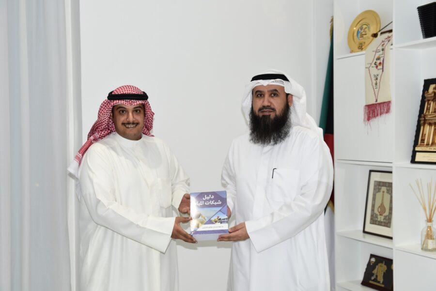 رئيس الجمعية استقبل المهندس فواز العتيبي وتسلم إهدائه  نسخة من كتاب ” دليل شبكات المياه “